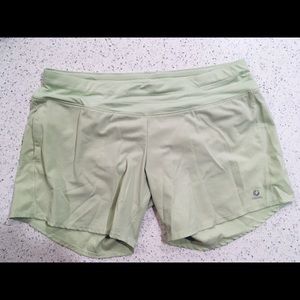 Oiselle Long Roga shorts light green